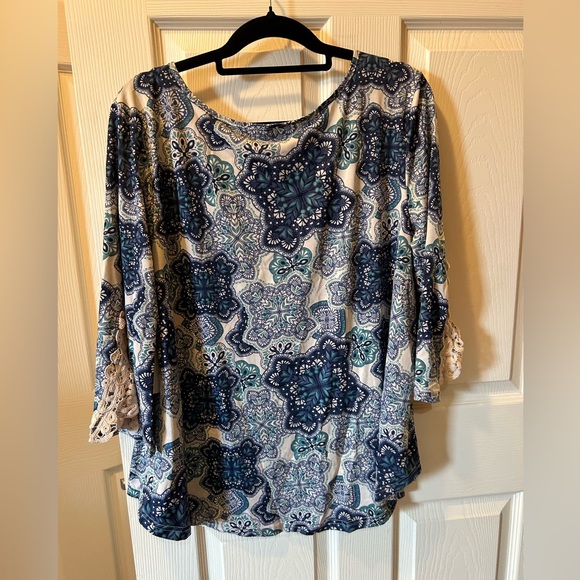 Fringe Benefits 2X Blue & White Patterned Top Blouse 3/4 Lace Embellished Sleeve - Picture 5 of 5